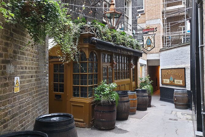 Burnings, Butchery & Black Death: A Walking Tour of London's Bloody Past - What the pace and group size mean for you