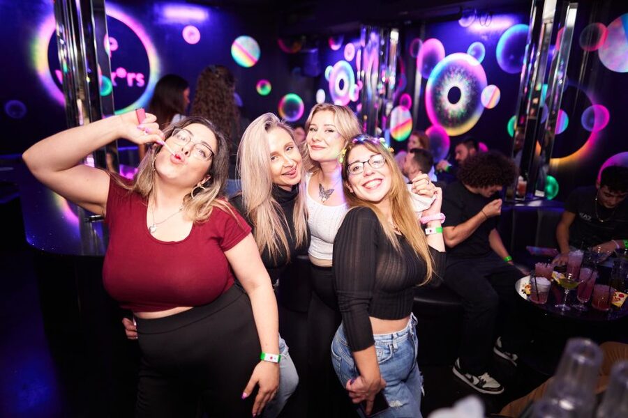 Camden Pub Crawl & Bar Tour London - Weekend route: bigger crowds and a club finish