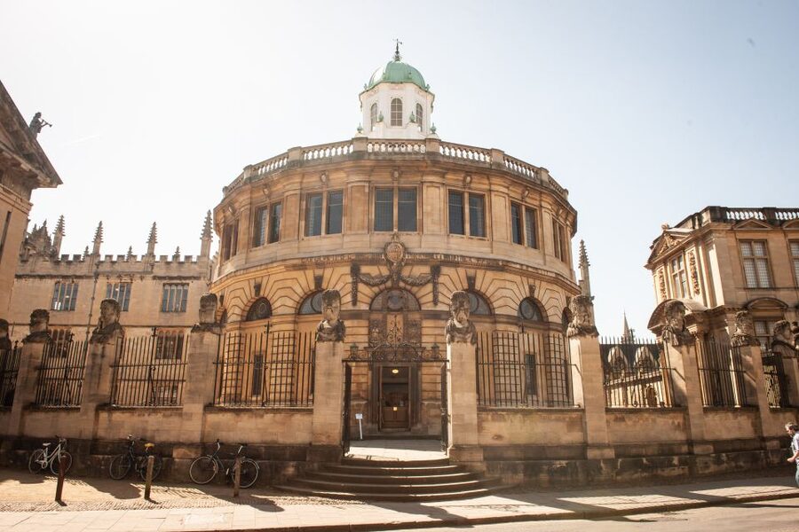 From London: Oxford and Cotswolds Villages Day Trip - Oxford: choose your own college-city route