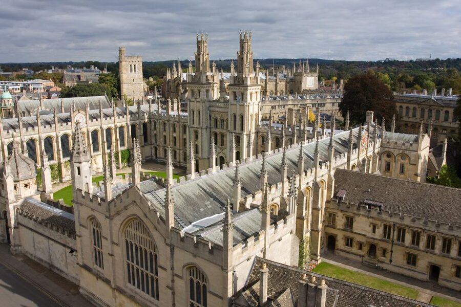 From London: Oxford & Cambridge Day Tour - Guides and transport make the day work