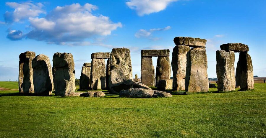 From London: Stonehenge and Bath Day Trip with Ticket - Crossing Wiltshire toward Bath