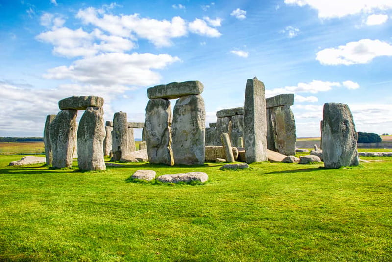 From London: Stonehenge and Bath Full-Day Tour with Guide - Stonehenge: close enough to feel its scale
