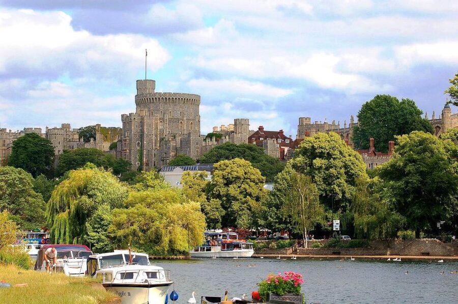 From London: Stonehenge Inner Circle and Windsor Day Trip - Choosing between Windsor Castle and the town