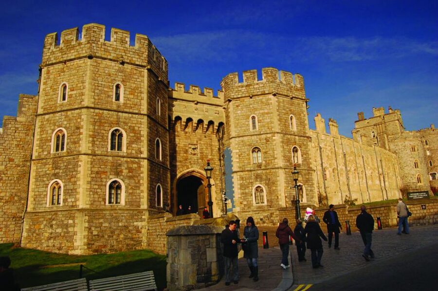From London: Windsor Castle and Stonehenge Day Trip - Coach travel, guide commentary and the shape of the day