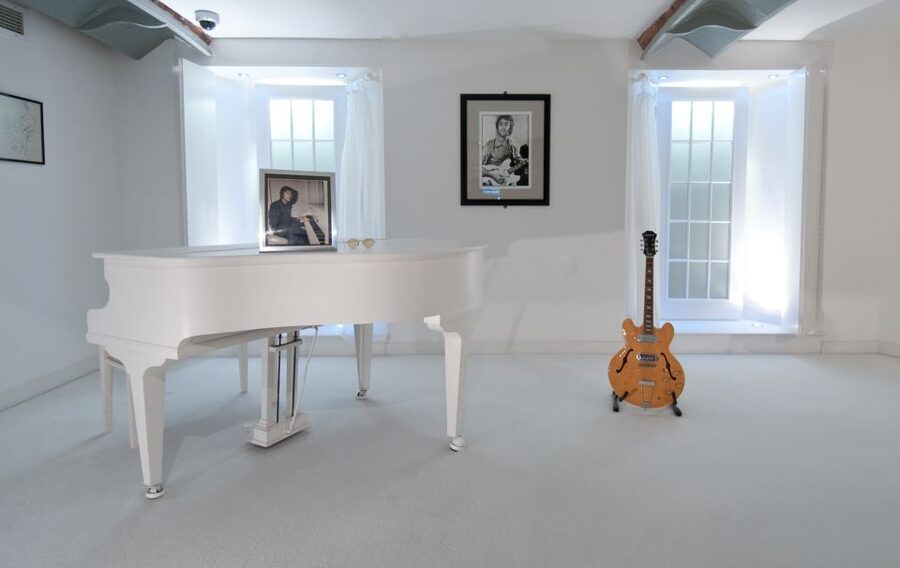 Full-Day Beatles and Liverpool Tour from London - Penny Lane, Strawberry Field and the coach ride