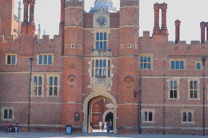 Hampton Court Guided Tour. Full day Access & High Tea - Who should book this tour