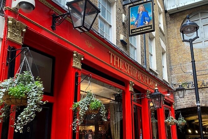 Historic Pub Walking Tour of London - Choosing a drink, even if beer is not your thing