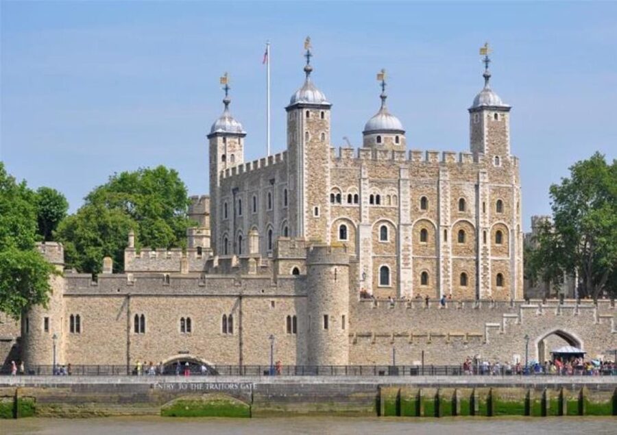 Hop on Hop off London Bus Tour & Tower of London - Give the Tower of London room in your day