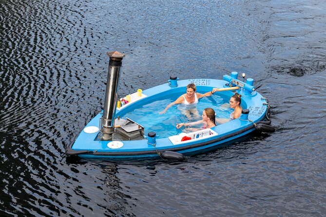 Hot Tub Boat Tour in London - London's most unique tour - The skipper makes the ride