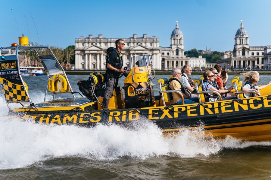 London: 45-Minute Speedboat Sightseeing Tour - From city commentary to full throttle