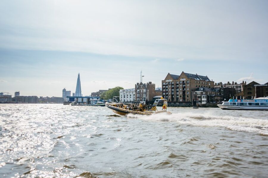 London: 45-Minute Speedboat Sightseeing Tour - Commentary, crew and music