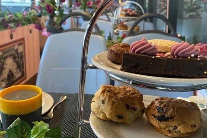 London Afternoon Tea Bus with Panoramic Tour - Who will enjoy this bus most?