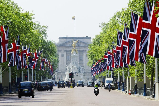 London: Buckingham Palace & Big Ben (& Westminster Abbey entry) - Buckingham Palace and the chance of royal pageantry
