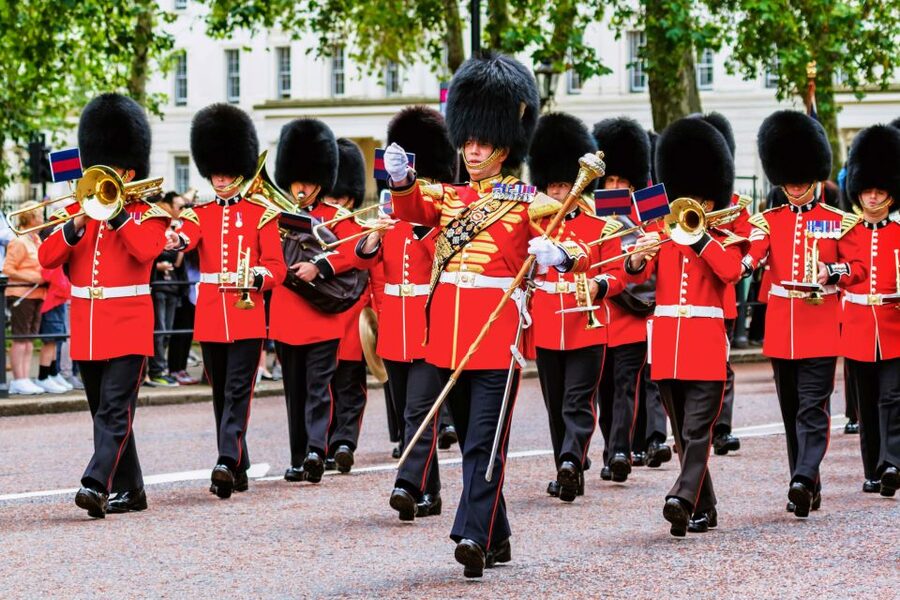 London: Buckingham Palace Entry & Changing of the Guard Tour - Watch the ceremony with context, not just a crowd