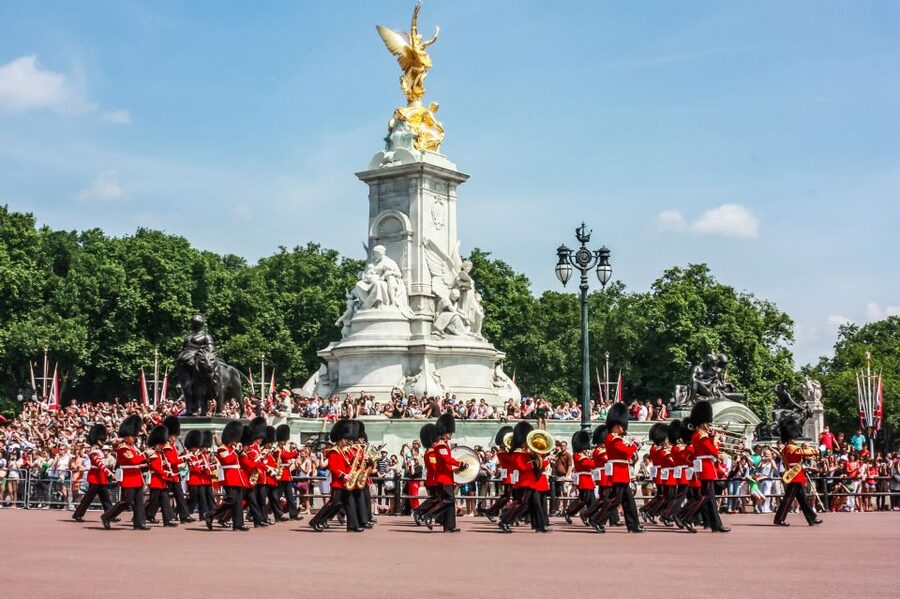 London: Buckingham Palace Entry & Changing of the Guard Tour - Enter Buckingham Palace and look beyond the gold