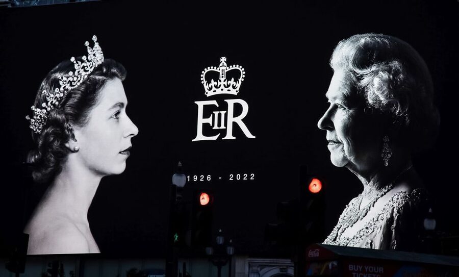 London: Buckingham Palace Entry & Changing of the Guard Tour - Check the guard schedule before choosing a date