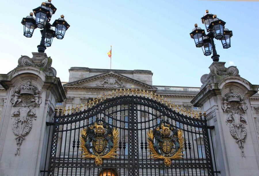 London: Buckingham Palace Entry Ticket & Royal Walking Tour - The Mall, St. James’s Park, and royal addresses