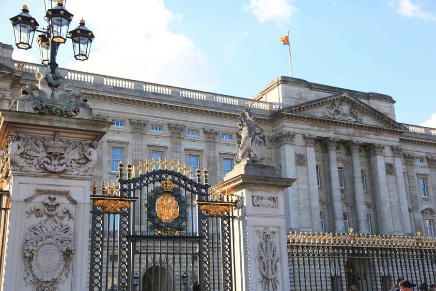 London: Buckingham Palace Entry Ticket & Royal Walking Tour - Entering Buckingham Palace