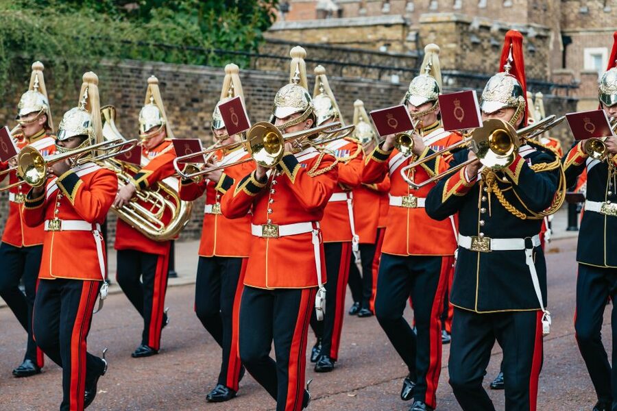 London: Changing of The Guard Tour - A memorial, a palace, and a closer look at the route