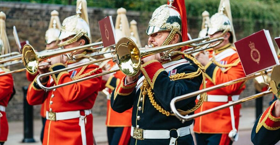 London: Changing of The Guard Tour - Ceremony changes, rain, and other realities