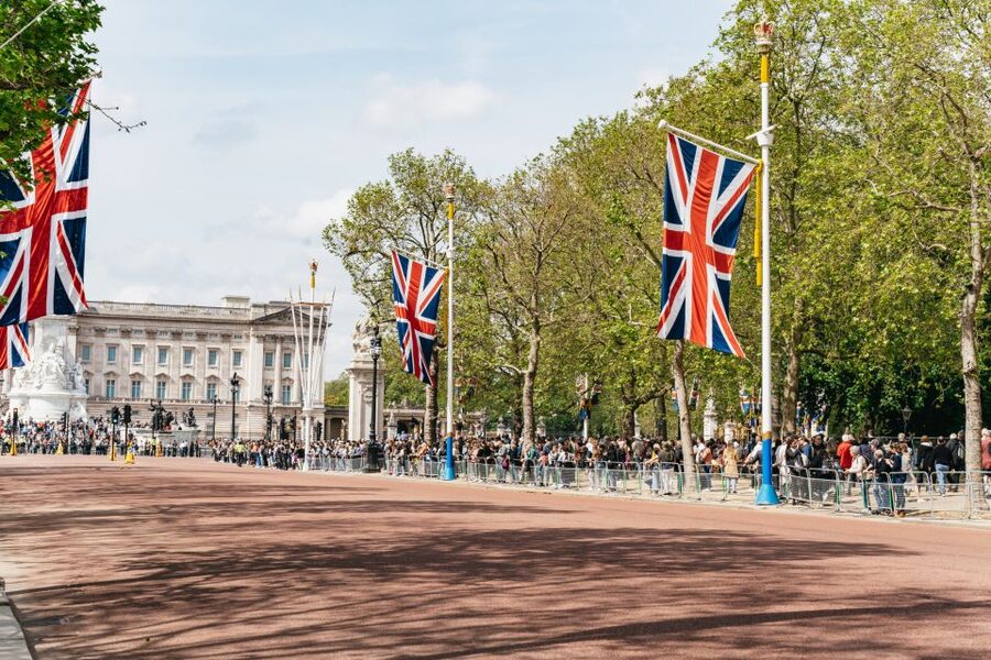 London: Changing of the Guard Tour by Buckingham Palace - Is $18 good value for this London outing?