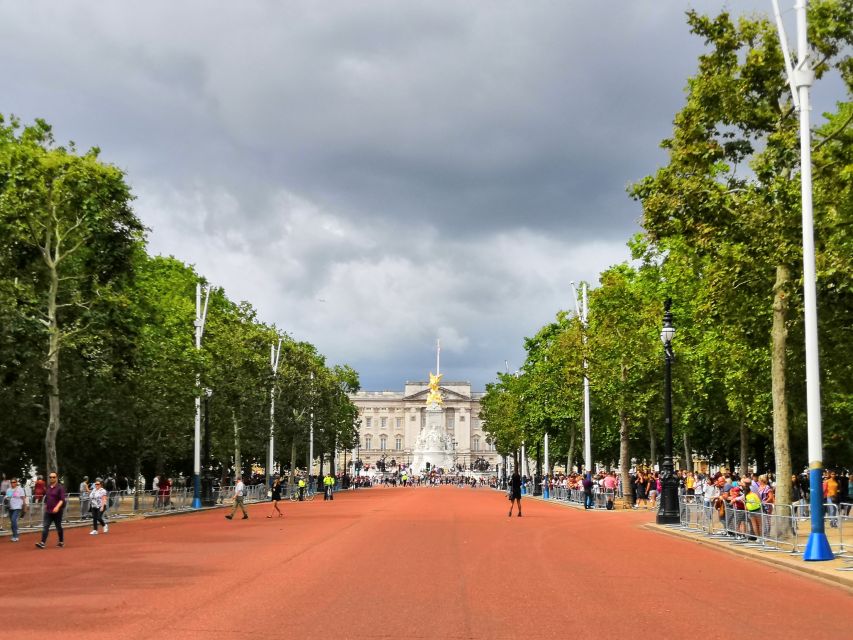 London: Changing of the Guard Walking Tour - Buckingham Palace without the courtyard