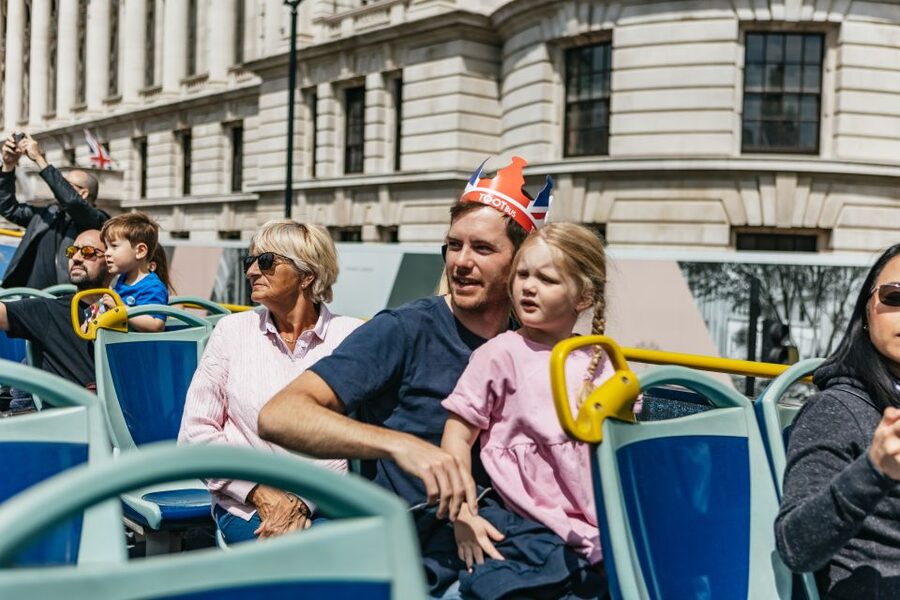 London: Children's Open Top Bus Tour - A guide who keeps children listening