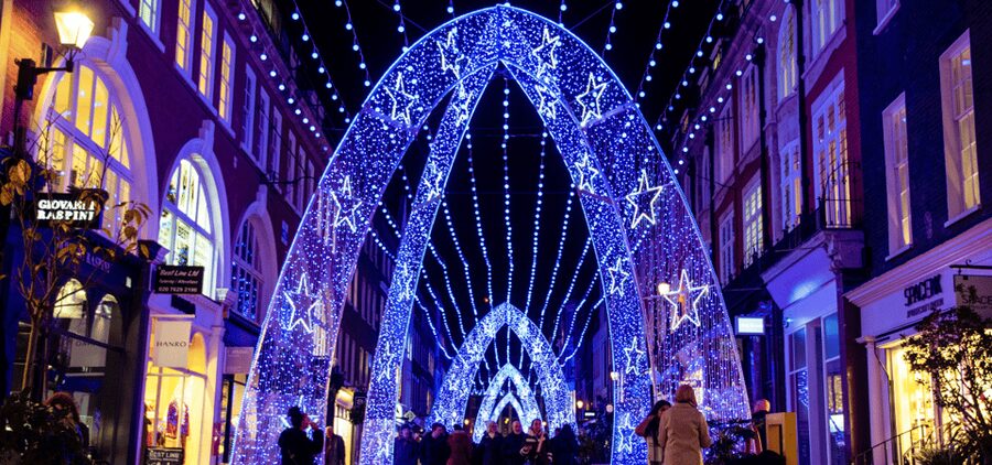 London: Christmas Lights Self Guided Walking Tour - Trafalgar Square and its towering tree