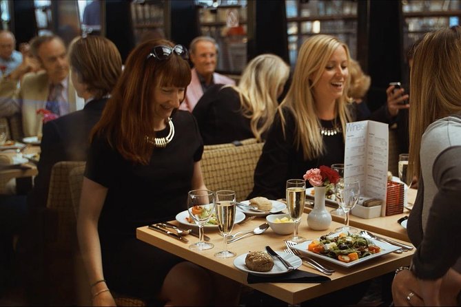 London Dinner Cruise on the Thames River - Live music, dancing, and the dining-room mood