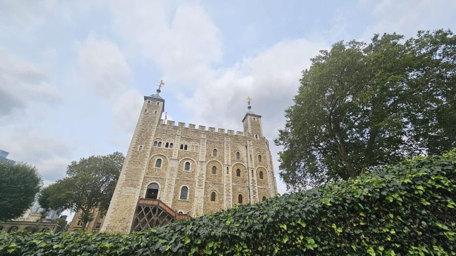 London: Easy Access Tower of London and Crown Jewels Tour - Meeting your guide at Tower Hill