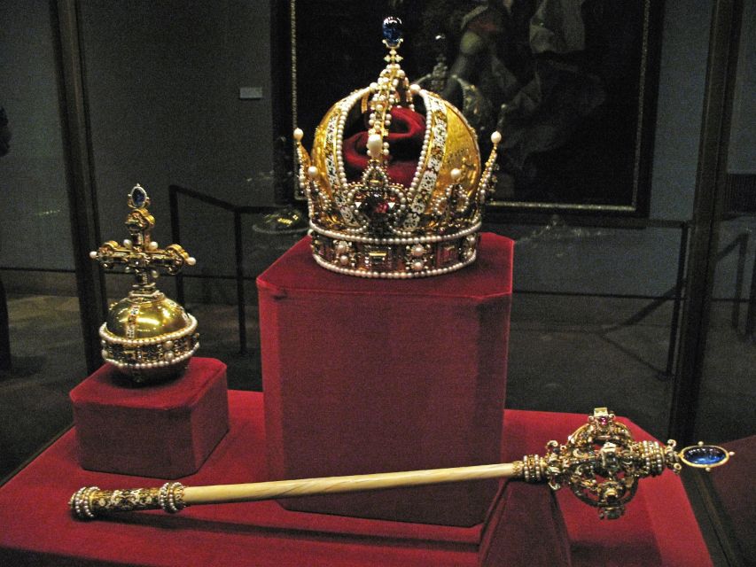 London: Easy Access Tower of London and Crown Jewels Tour - Practical comfort and access