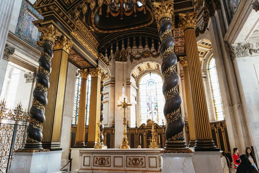 London: Full Day Tower, St. Paul's, Cruise & Eye Experience - A private Thames cruise between the city’s landmarks