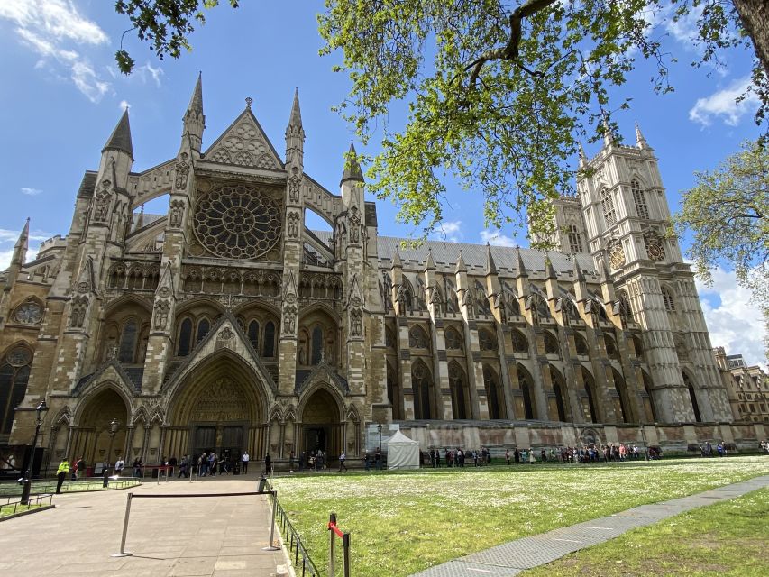 London: Guided Westminster Abbey Tour and Refreshments - Start with tea in the Cellarium