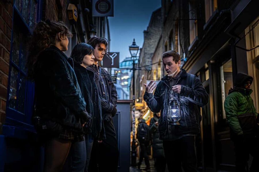 London: Interactive Jack the Ripper Walking Tour - Using the detective pack