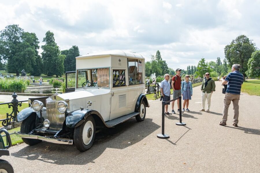 London: Kensington Palace Gardens Tour with Royal High Tea - A garden walk with royal stories