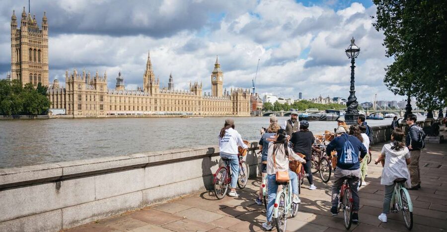 London: Landmarks & Secrets Bike Tour with Pub & Street Art - Who should book this ride?
