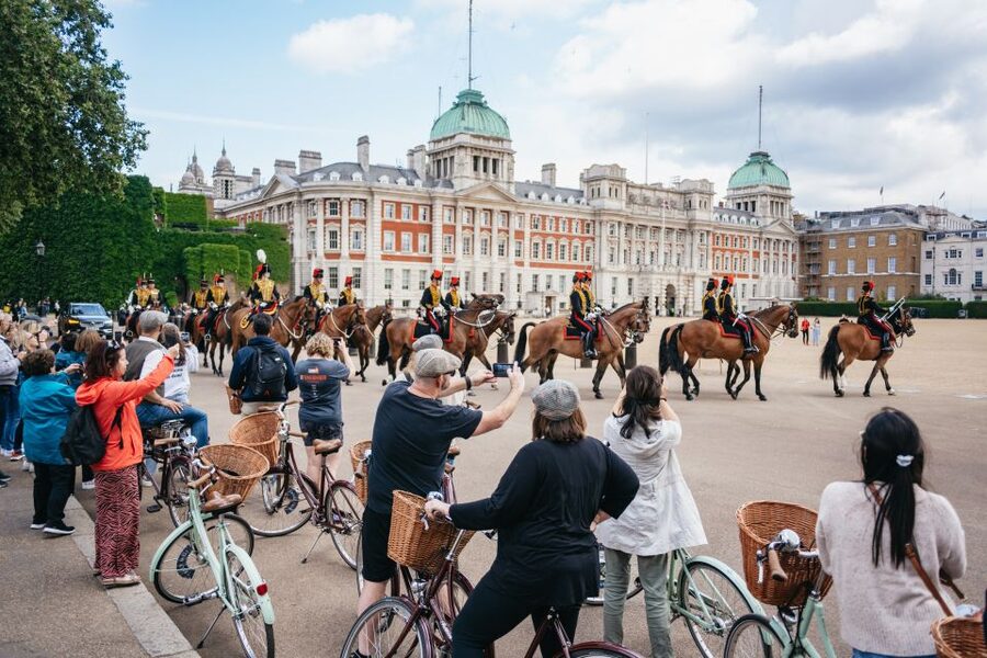 London: Landmarks & Secrets Bike Tour with Pub & Street Art - St James’s Park and the royal route