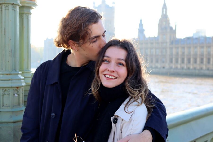 London: Private Landmark Tour with Professional Photographer - Posing help for camera-shy people