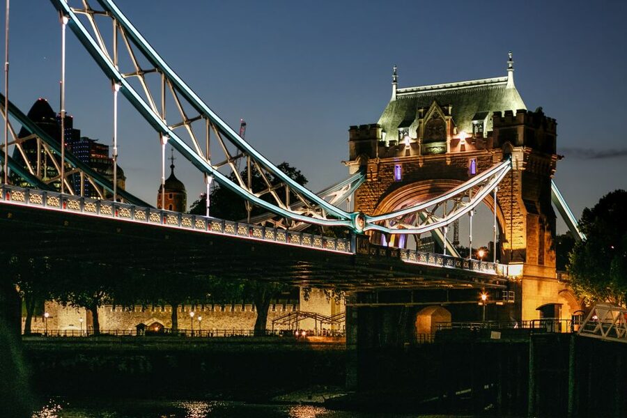 London: River Thames Dinner Cruise - A singer, familiar songs and optional dancing