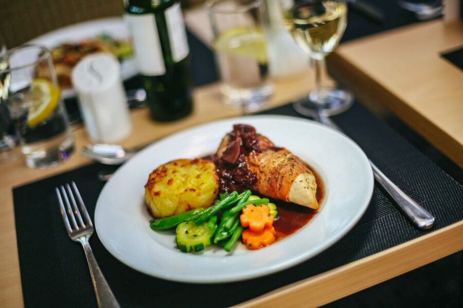 London: River Thames Dinner Cruise - Who will enjoy this evening most?