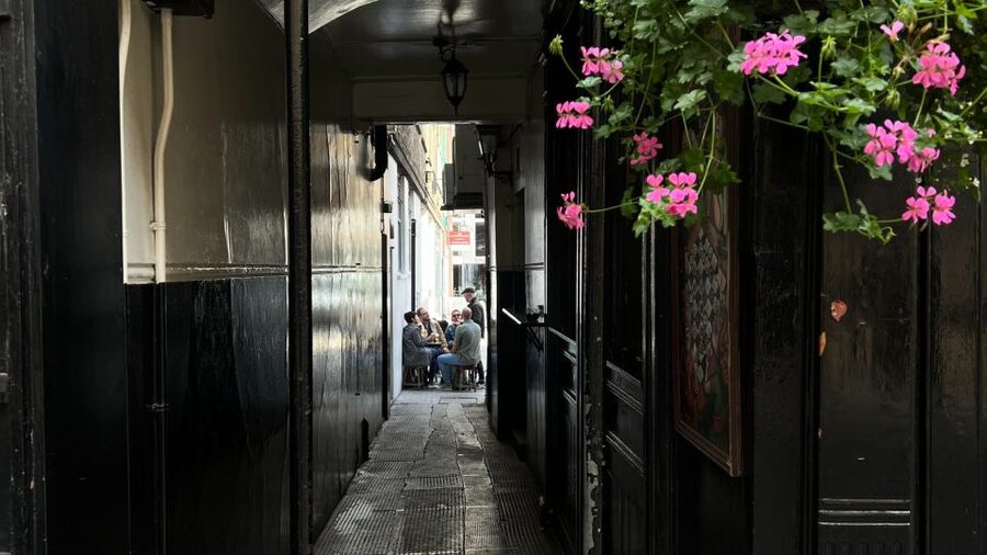 London: Royal Historic Pubs Walking Tour - Four pub stops, with drinks on your own tab