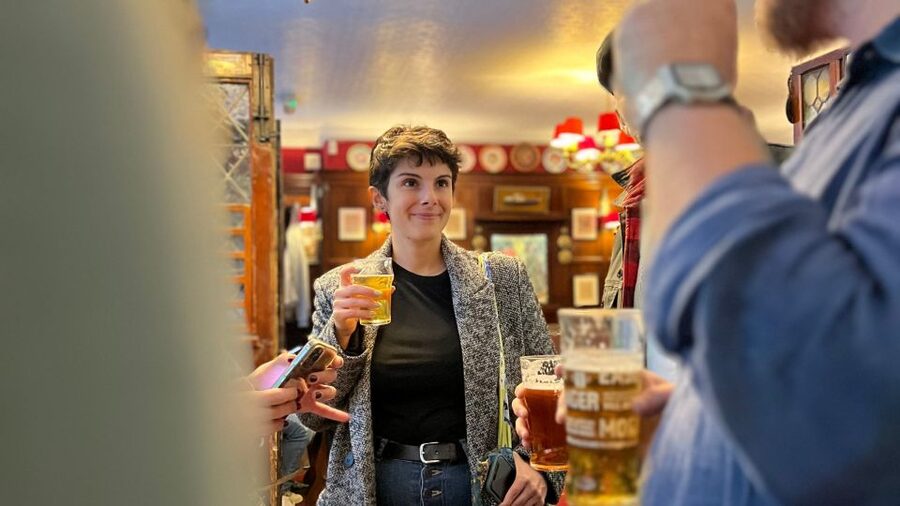 London: Royal Historic Pubs Walking Tour - Churchill, palace tales and London characters