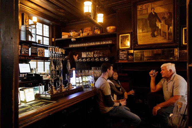 London Small Group Tour of Historical Pubs - Dickens, writers and a 17th-century pub