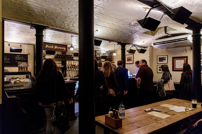 London Small Group Tour of Historical Pubs - Churches, courts and old London details