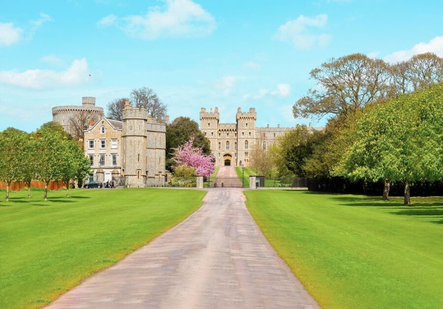 London: Stonehenge, Windsor, and Bath Day Trip by Bus - What the guide and coach add