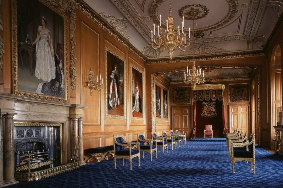 London: Stonehenge, Windsor Castle, Bath, Lacock & Pub Lunch - The guide and coach can shape the whole day