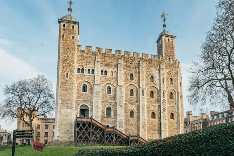 London: Tower of London Entry & Beefeater Private Audience - The Crown Jewels: a close look at royal ceremony