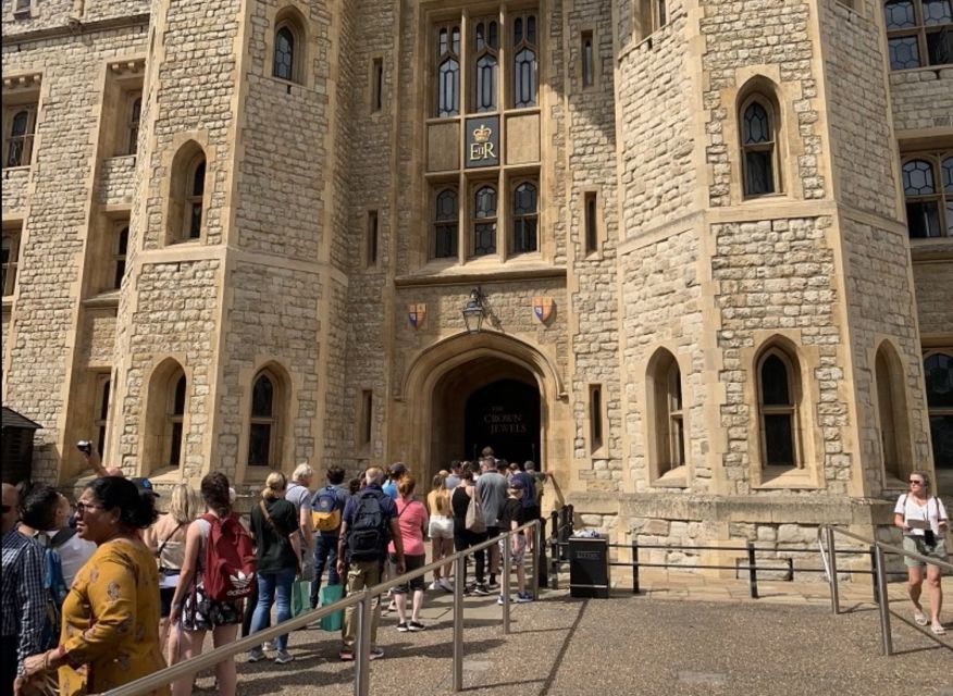 London: Tower of London Guided Tour with Boat Ride - Meet outside the Tower shop and get oriented