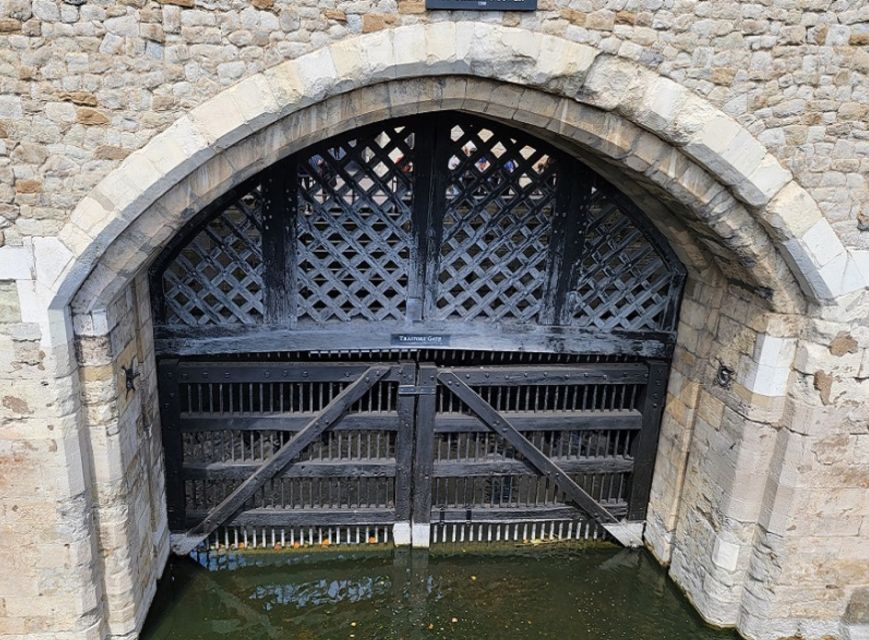 London: Tower of London Guided Tour with Boat Ride - See the Crown Jewels, then take your time