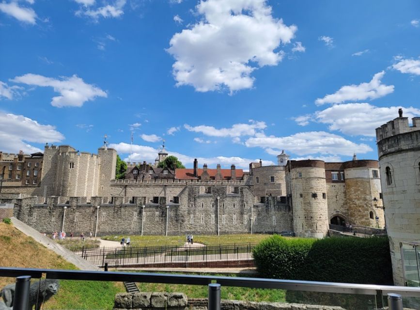 London: Tower of London Guided Tour with Boat Ride - Follow the prison stories through the wards